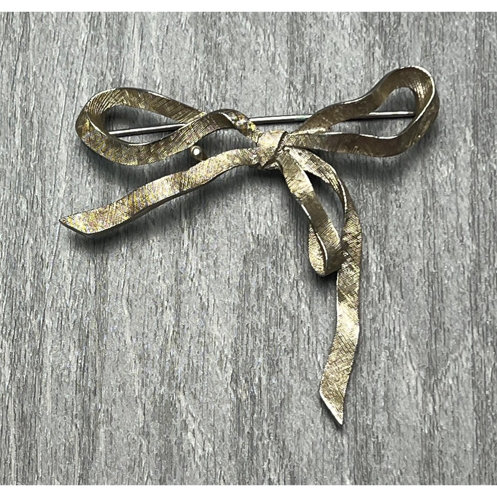 Vintage TRIFARI Silver Tone Textured Ribbon Bow Brooch Pin Classic Jewelry